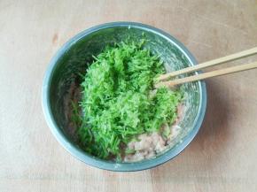 放入青萝卜丝拌匀，静置二十分钟