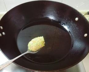 锅中放油烧热，用勺子挖出来肉馅，在盆子边上劲量滚圆一点放进锅里中火炸