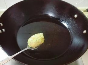 锅中放油烧热，用勺子挖出来肉馅，在盆子边上劲量滚圆一点放进锅里中火炸