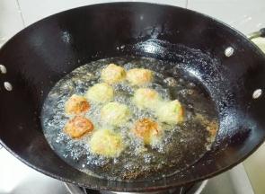 一面炸浅黄翻面再炸，多翻动几次