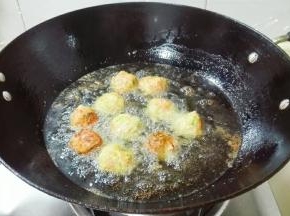 一面炸浅黄翻面再炸，多翻动几次