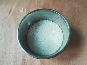大米清洗两次，浸泡十五分钟