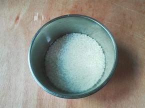大米清洗两次，浸泡十五分钟