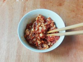 肉糜放生抽，黄酒，黑胡椒粉腌制十分钟