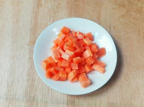胡萝卜削去皮切小丁