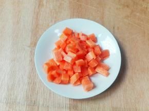 胡萝卜削去皮切小丁