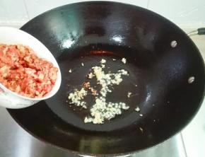 热锅凉油放姜末煎香，放肉糜
