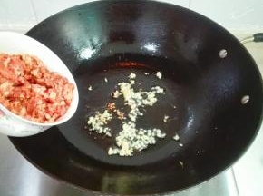 热锅凉油放姜末煎香，放肉糜