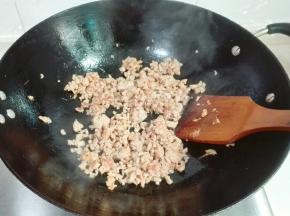 快速炒散至发白盛盘里