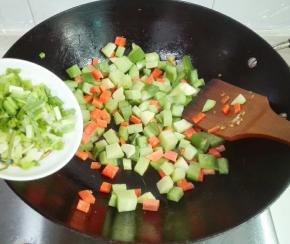 锅里余油放青萝卜丁胡萝卜丁，
葱花一起炒一会