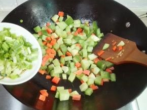 锅里余油放青萝卜丁胡萝卜丁，
葱花一起炒一会