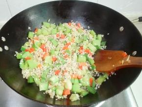 放浸泡好的大米一起炒出米的香味