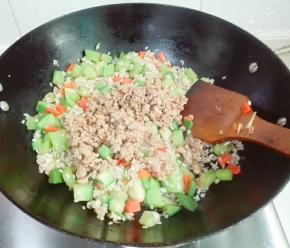 放炒好的肉糜翻炒均匀