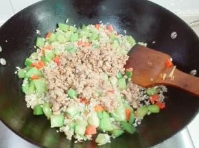 放炒好的肉糜翻炒均匀