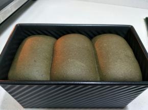 发酵好，入烤箱之前的黑芝麻吐司。(快手一发的)