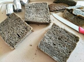 隔夜后，不柔软了，正好用来做吐司布丁。
首先切出片，切了边。再切成小块。我是用了小饼干模具压出来的。