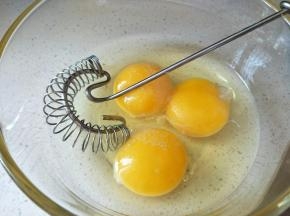 鸡蛋打散搅匀。