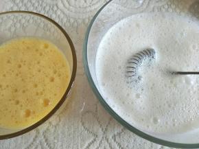 牛奶和奶油混合，再和蛋液混合均匀。