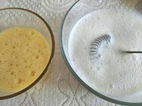 牛奶和奶油混合，再和蛋液混合均匀。