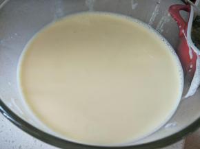 可以把蛋奶混合液过筛，使得没有太多太大的气泡