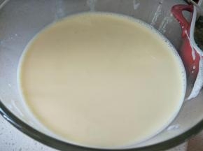 可以把蛋奶混合液过筛，使得没有太多太大的气泡