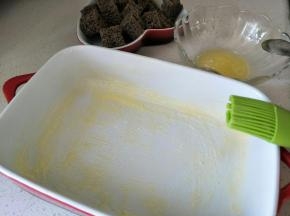 用了瓷的盘(需是可以入烤箱的)，涂一层黄油，不会粘。