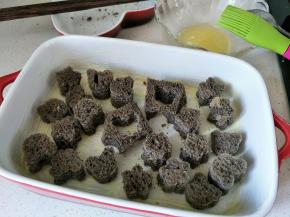 放入吐司小块。