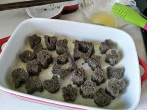 放入吐司小块。