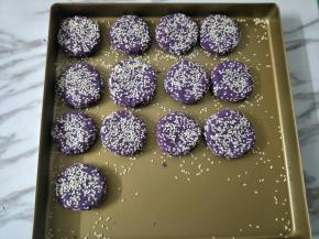 用手将紫薯球压成饼状