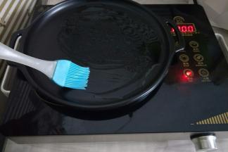 烤盘烧热，薄薄的刷一层油，也可以放烤箱烤或者平底锅煎