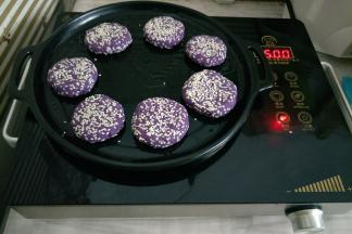 放入紫薯饼小火慢煎