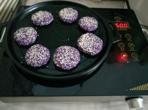 放入紫薯饼小火慢煎