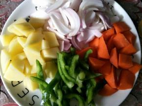 土豆、胡萝卜切小块，洋葱、青椒切丝