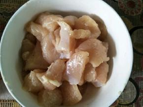 鸡胸肉切小块，加盐、黑胡椒、淀粉抓匀腌制片刻