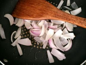 热锅倒油，下入洋葱炒香