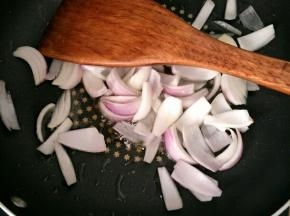 热锅倒油，下入洋葱炒香