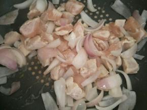 加入鸡胸肉煸炒