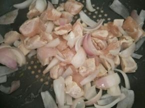 加入鸡胸肉煸炒