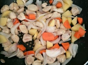 下入胡萝卜、土豆多翻炒几下