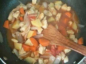 加盐、鸡精调味，大火把汁收干一点，留点底汁更好吃