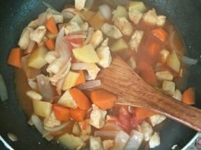 加盐、鸡精调味，大火把汁收干一点，留点底汁更好吃