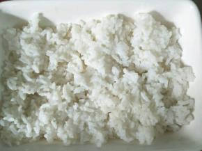 剩米饭加热下铺到焗饭碗里