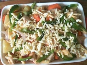 再铺上青椒丝，撒一层芝士，放入预热好的烤箱200度烤15分钟