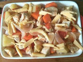 铺上炒好的番茄鸡肉，撒适量芝士