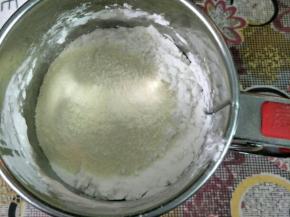 低筋面粉、马铃薯淀粉、奶粉、泡打粉混合