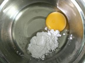 鸡蛋和糖粉混合均匀