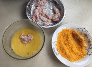 这边把鸡肉沾淀粉，然后裹蛋液，最后沾面包糠