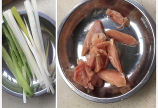 大葱、我青瓜切条。鸡腿肉去骨，切块加入盐调味