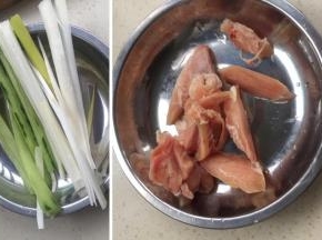 大葱、我青瓜切条。鸡腿肉去骨，切块加入盐调味