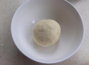 揉成光滑面团放置15分钟